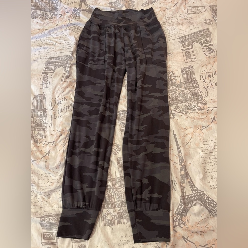 Athleta Sakuttion Camo Joggers size XS